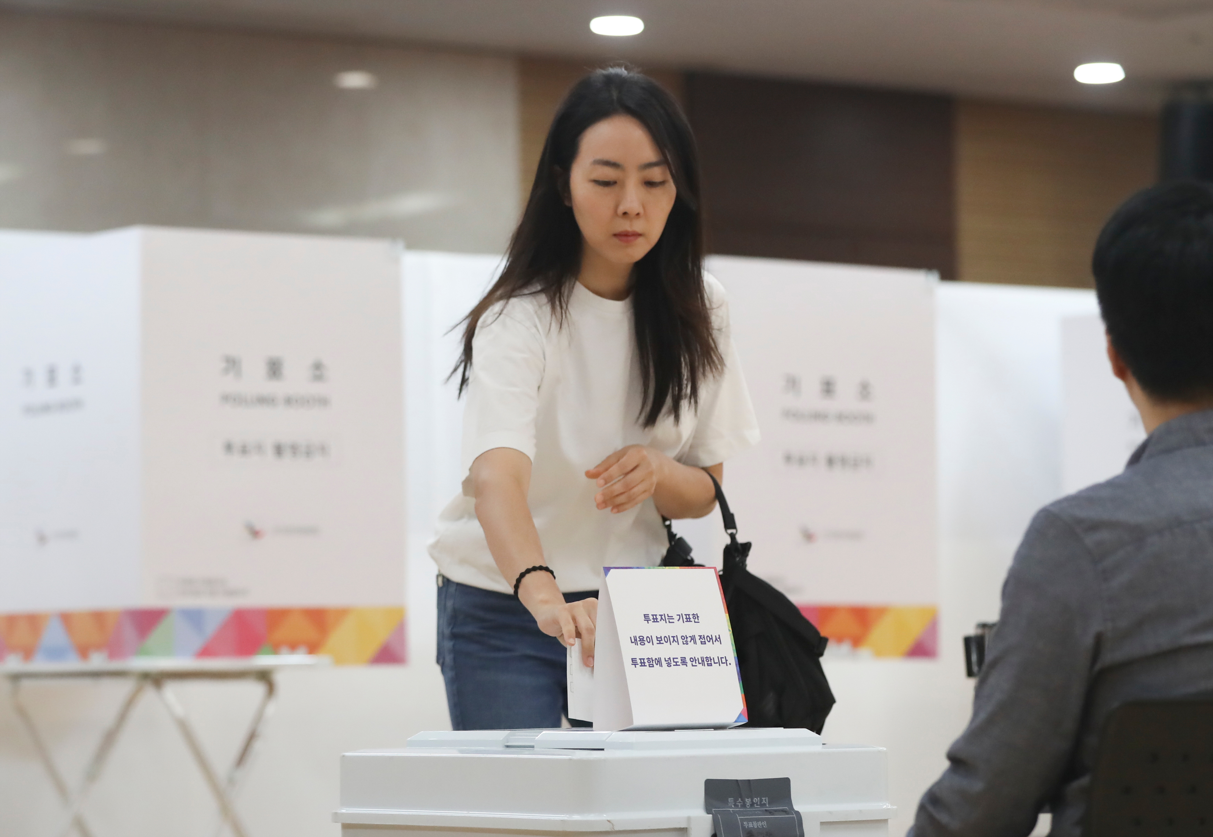 6月3日，韩国选民在首尔一处投票站投票。新华社记者姚琪琳摄
