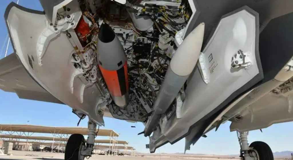 F-35进行携带B61核炸弹的试验。