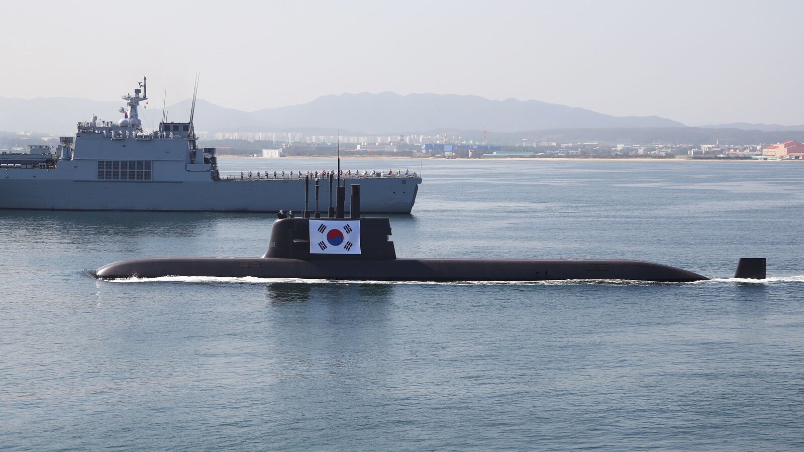 2021年参加海上阅兵的“岛山安昌浩”，该型艇重点使命转向对陆打击，加装了6个“玄武-4-4”弹道导弹发射筒，“蒋英实”级在此基础上增加到了10个