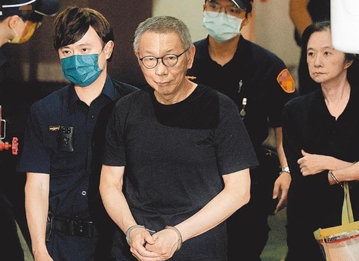 台北地方法院审理京华城案，7月22日提讯柯文哲（中）。 图源：台湾中时新闻网