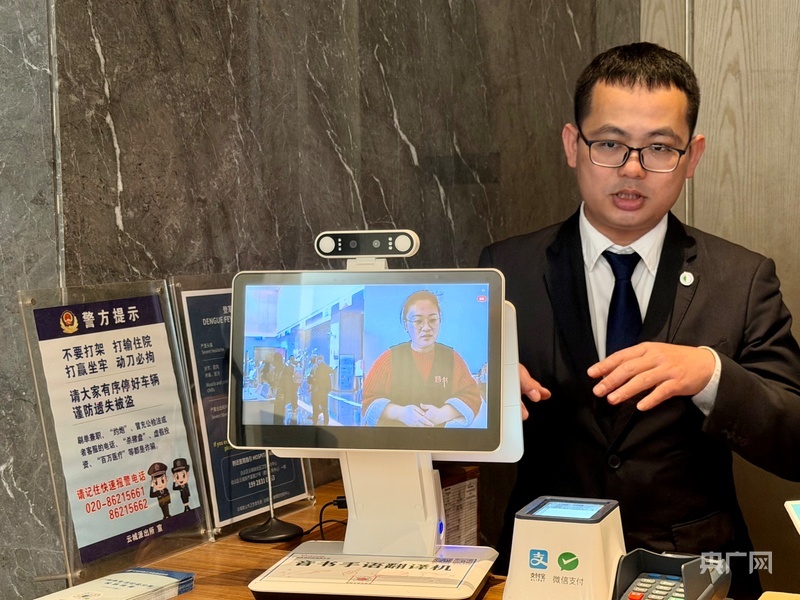 接待酒店工作人员现场演示手语翻译机,通过屏幕实时连线手语老师,实现无障碍沟通(央广网记者罗世伟 摄)