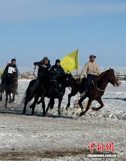木垒县冰雪嘉年华活动上的雪地赛马比赛。陶拴科 摄