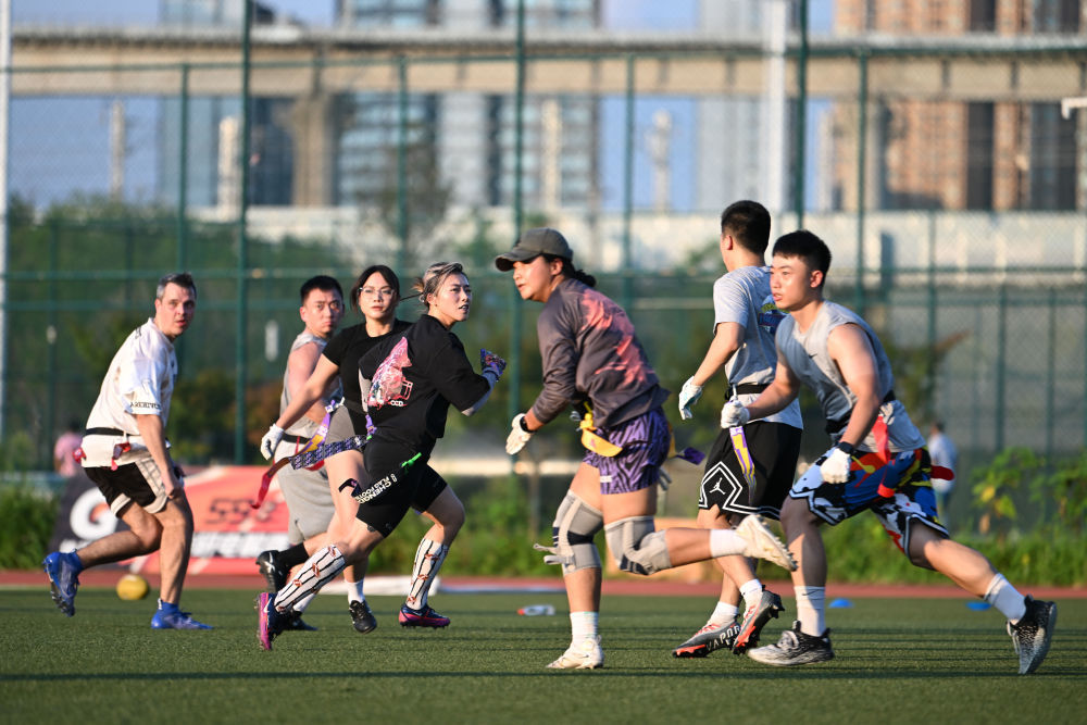 7月27日，在成都工作生活的运动爱好者吴庆文（左四）在腰旗橄榄球比赛中。新华社记者 胥冰洁 摄