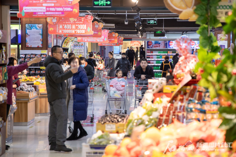 新疆友好（集团）股份有限公司乌鲁木齐友好路友好商场超市，商品丰富，供应充足。（资料图）西日扎提&middot;阿地力 摄