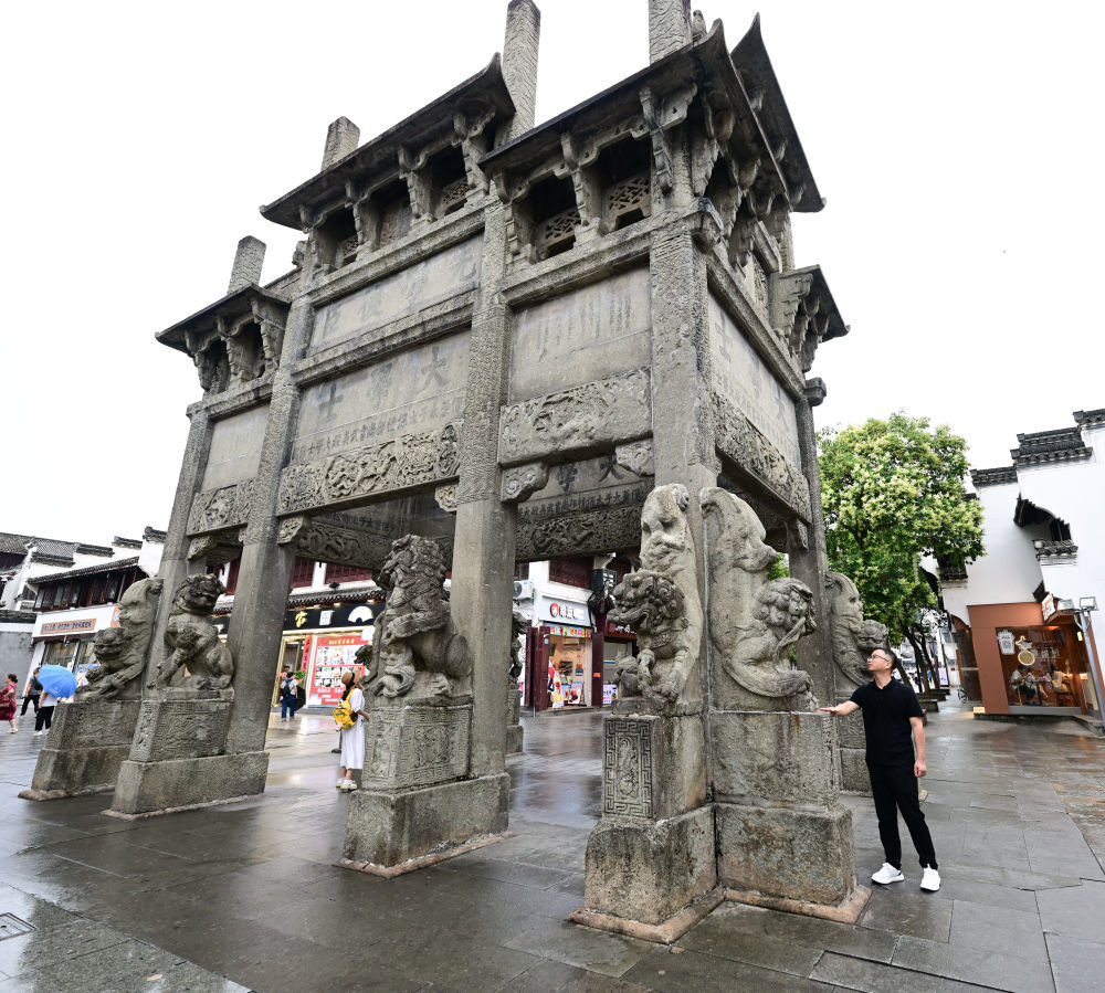 6月19日,周虎在位于歙县的全国重点文物保护单位许国石坊巡查。