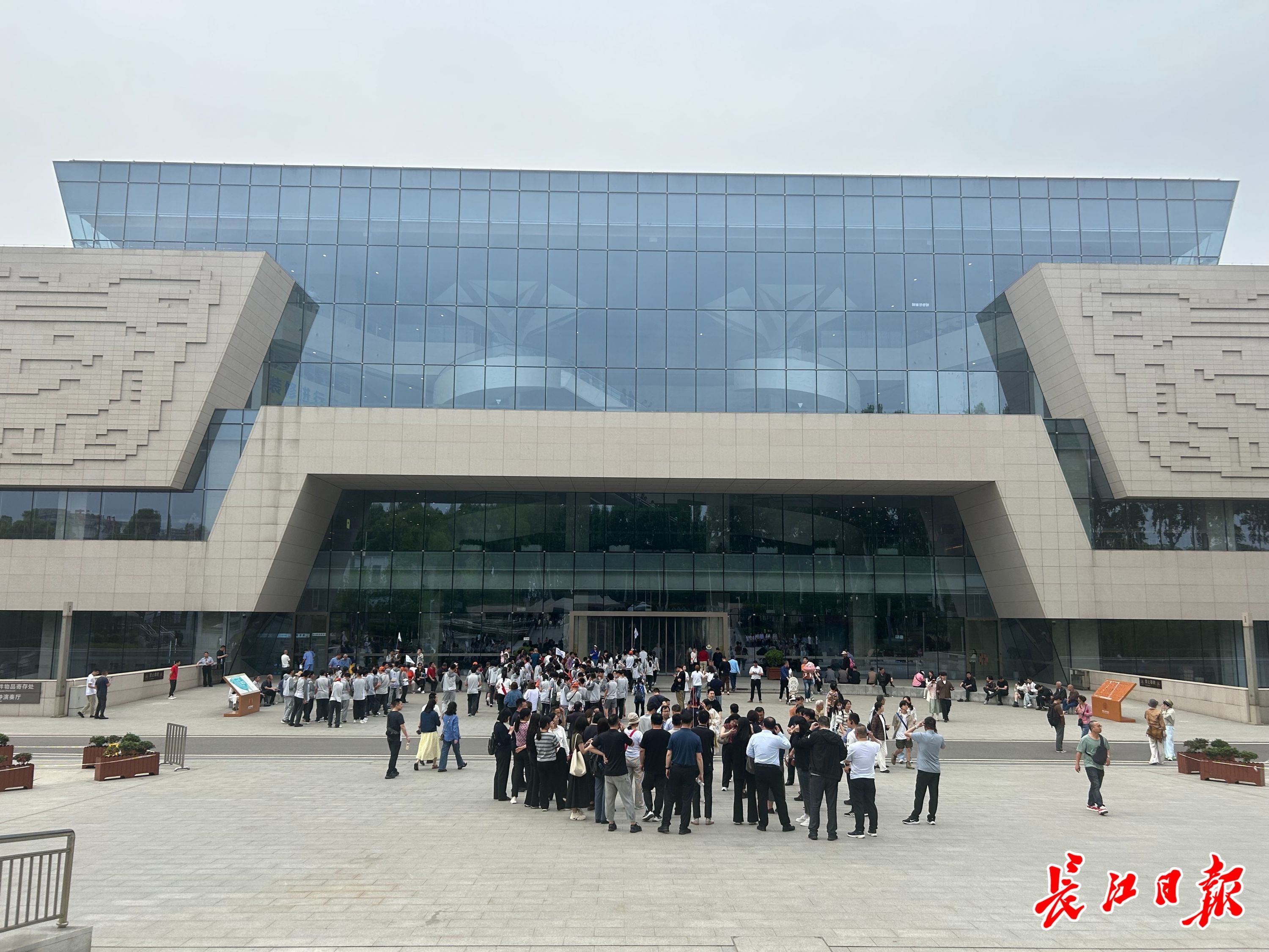 湖北省博物馆从早上就开始排队的人群。长江日报记者 樊友寒 摄