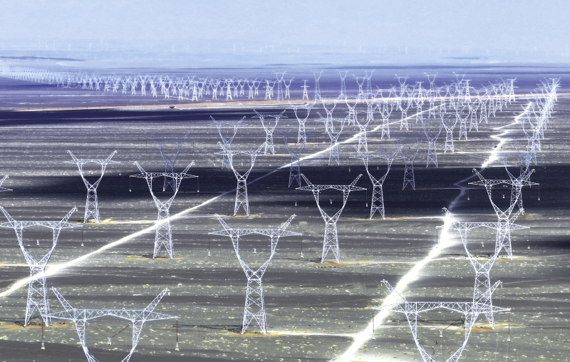 在巴里坤哈萨克自治县三塘湖镇附近拍摄的“疆电入渝”特高压工程。王菲/摄