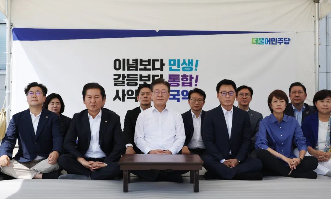 2023年8月31日，韩国首尔，李在明（中）宣布开始“无限期”绝食，抗议总统尹锡悦的施政。图/澎湃影像