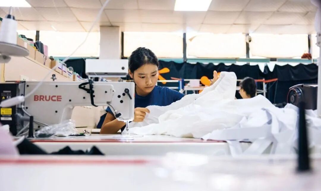 林敏在服装厂的工位上做工 / 南风窗记者 郭嘉亮 摄