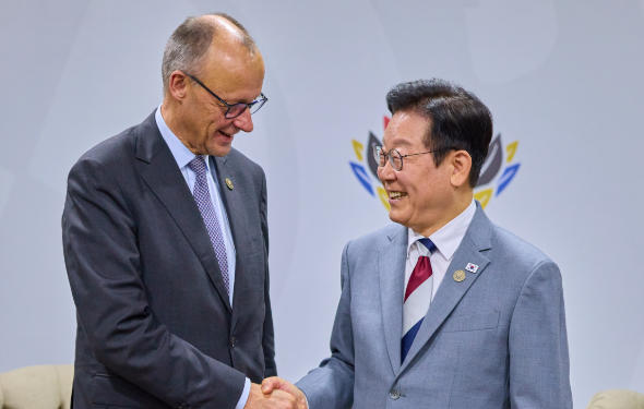 22日,默茨与李在明在南非G20峰会期间会晤 韩媒