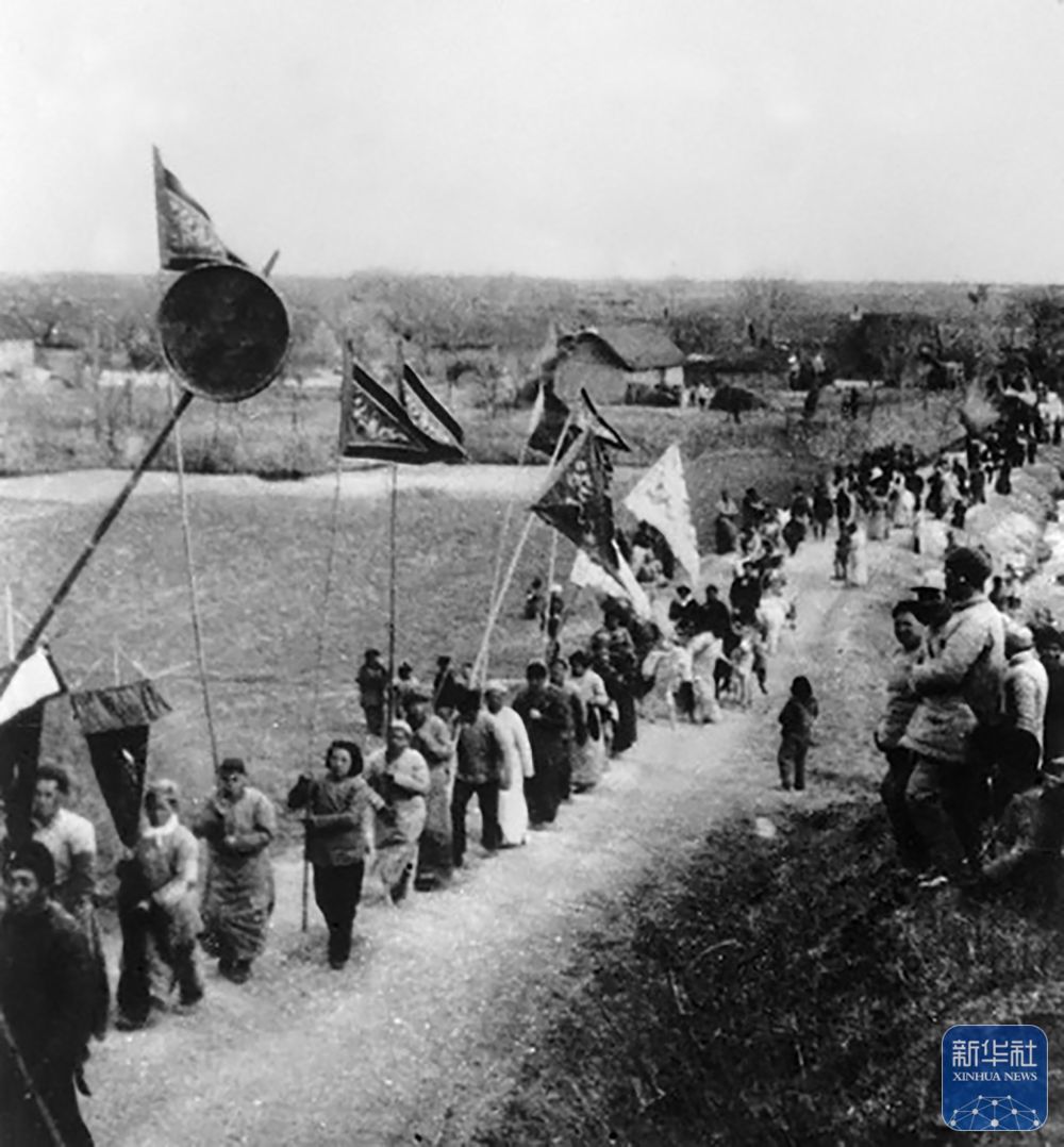 1943年冬，在苏北抗日根据地，群众纷纷将自己的子弟送到新四军中（资料照片）。新华社发