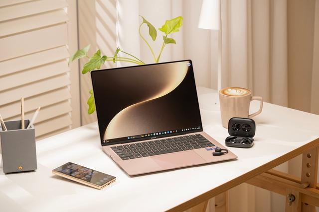 荣耀MagicBook Art 14图赏:“1000g+1cm”的绝美轻薄本