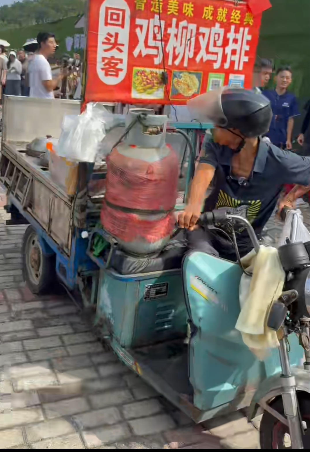 “雞排哥”騎著三輪車到達(dá)現(xiàn)場