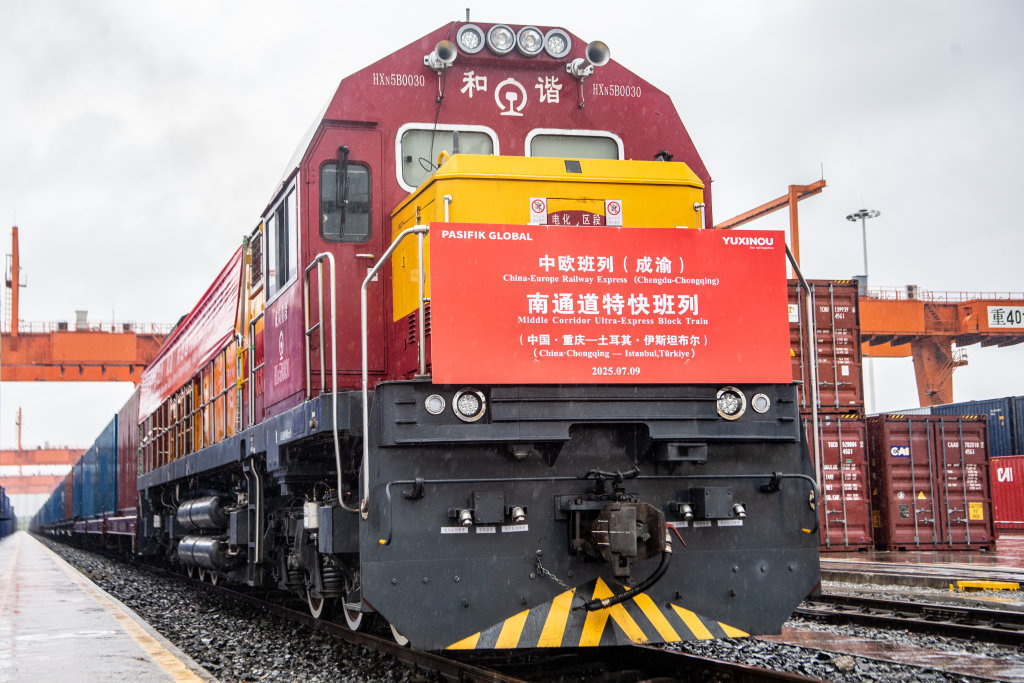 7月9日，中欧班列（成渝）南通道特快班列在重庆团结村中心站等候发车。新华社记者 唐奕 摄