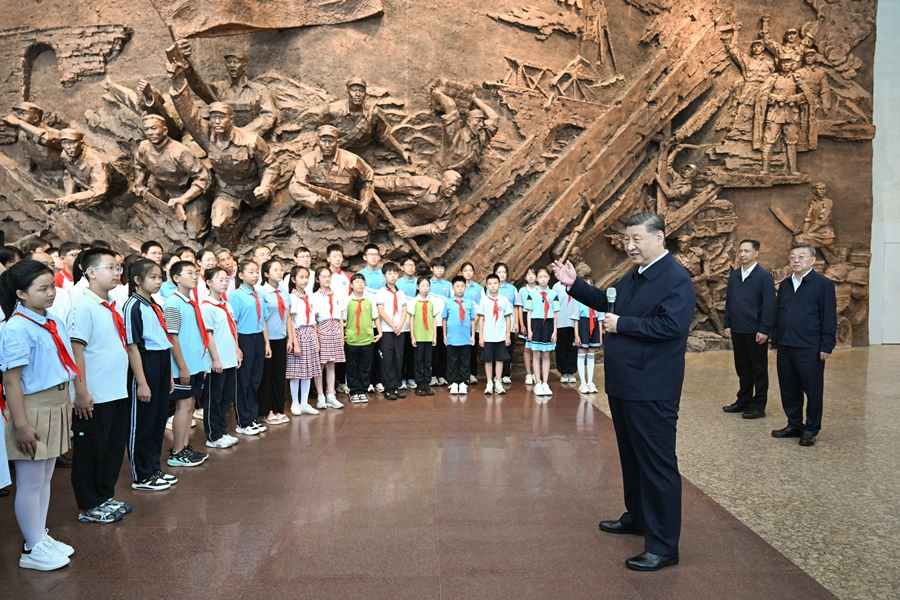 2025年7月7日下午，习近平总书记在位于阳泉市狮脑山的百团大战纪念馆考察时，同前来参观的青少年学生和纪念馆工作人员亲切交流。新华社记者 谢环驰 摄