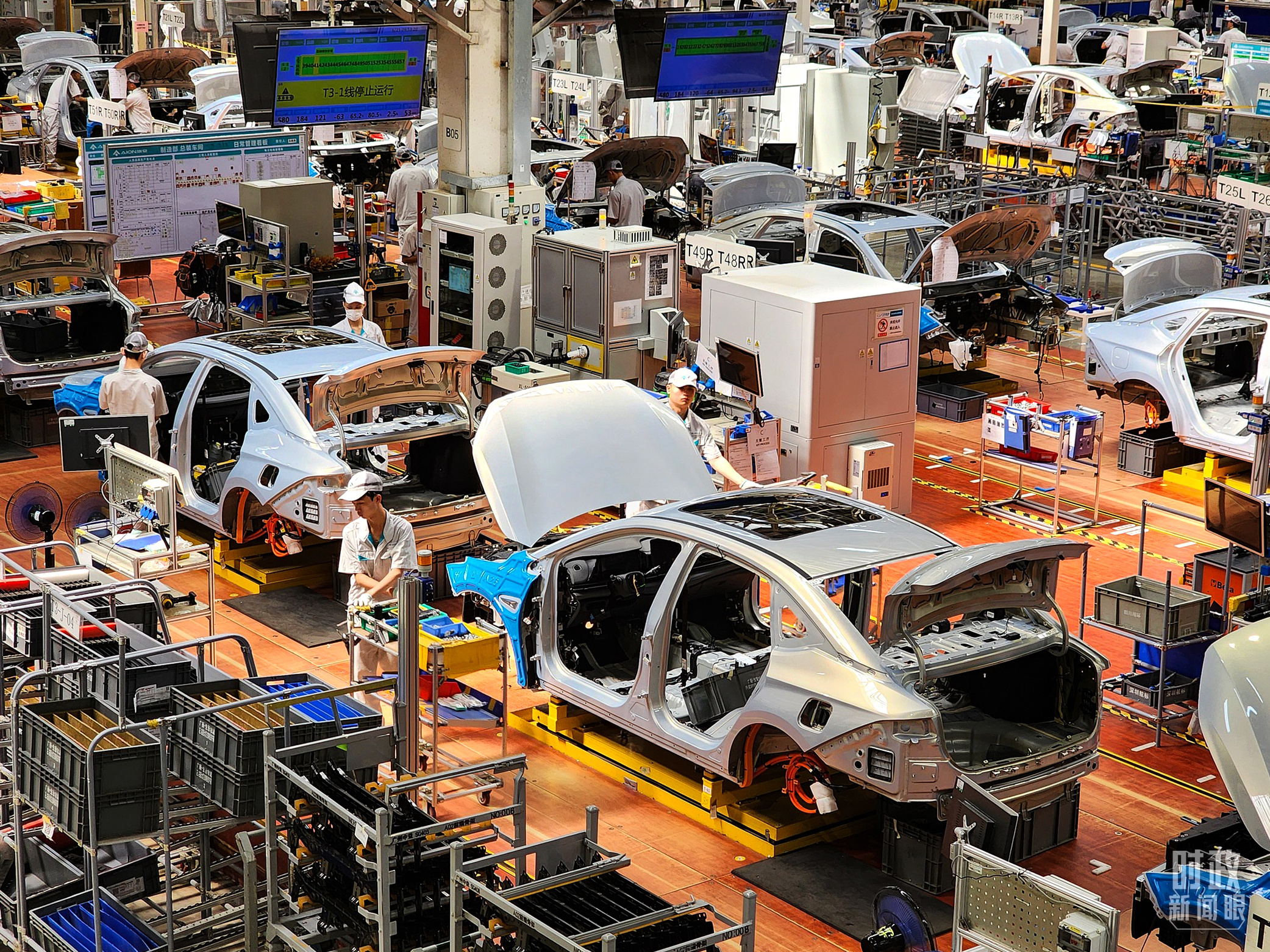△国内一家车企制造车间的新能源汽车生产线。（图/视觉中国）