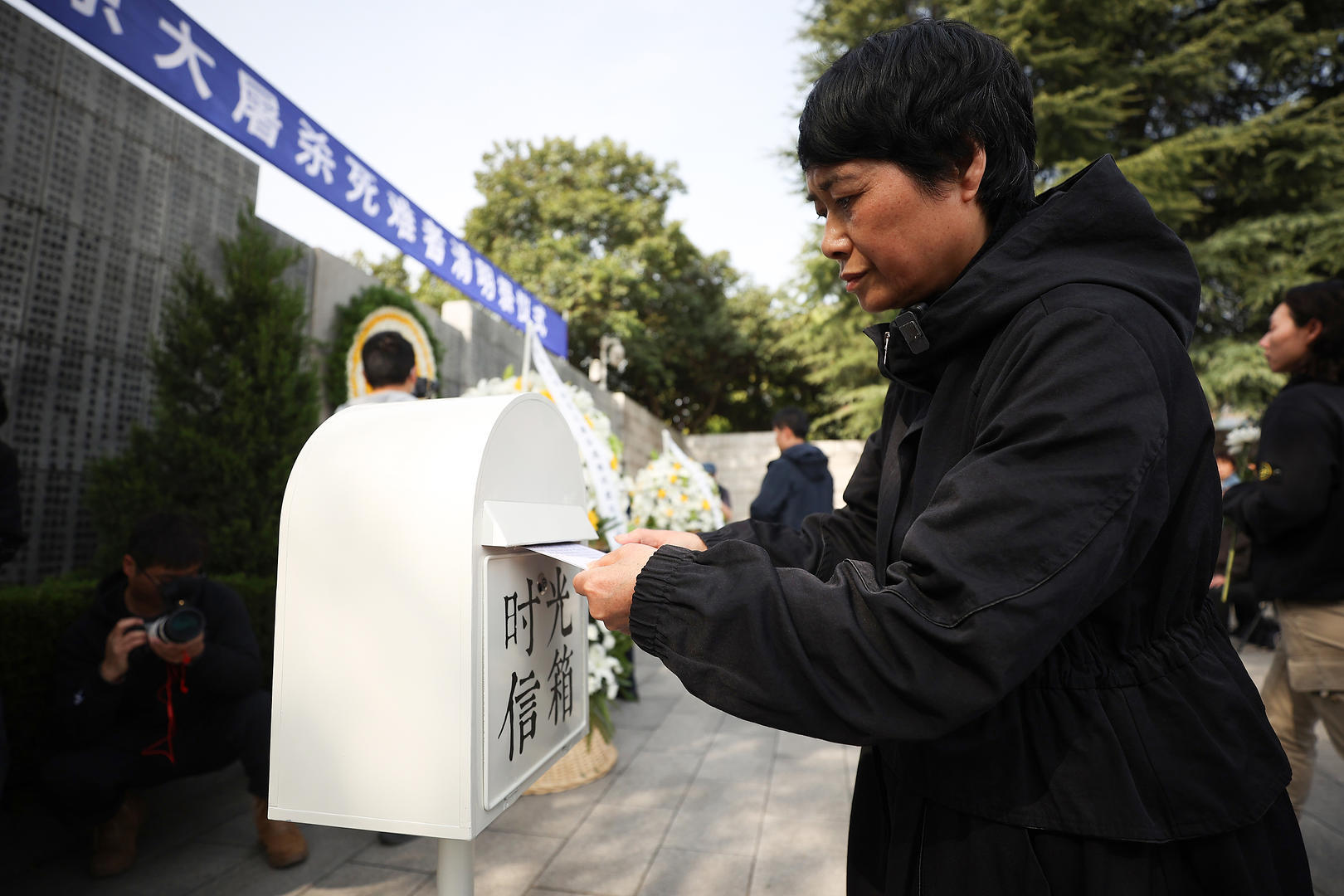 ▲4日,常小梅将写给父亲的一封信投入“时光信箱” 中新社记者 泱波 摄 据视觉中国