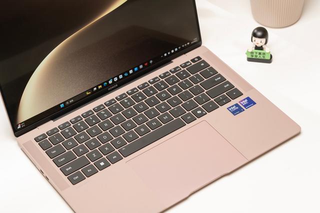 荣耀MagicBook Art 14图赏:“1000g+1cm”的绝美轻薄本