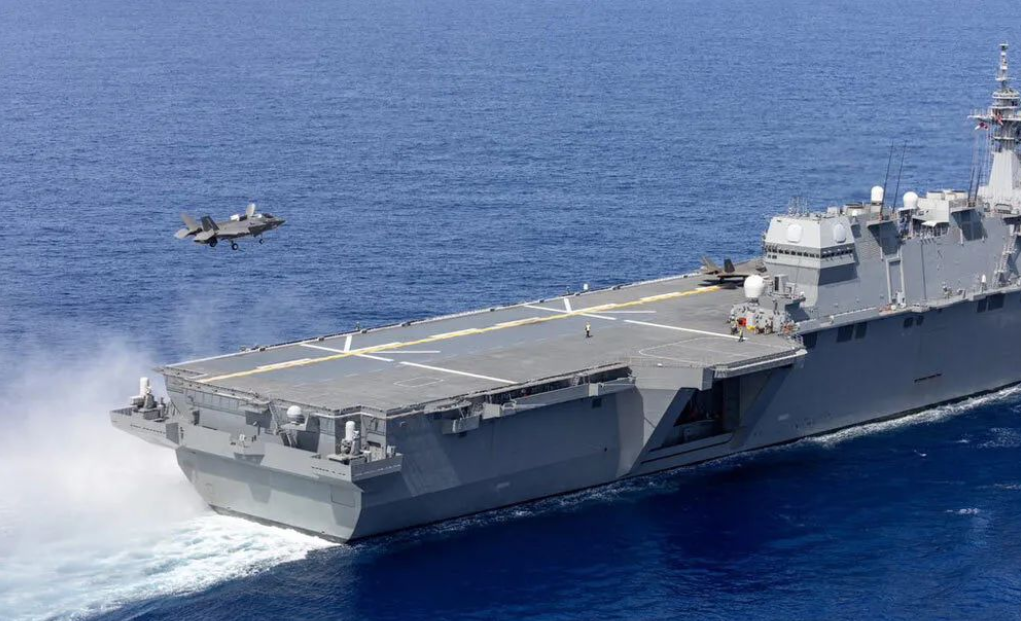 F-35B在“加贺”号航母上进行降落。