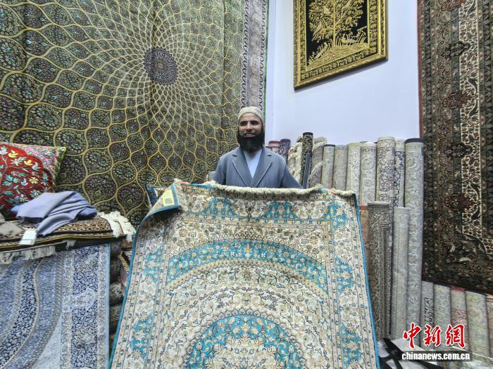 11月8日，拉赫展示羊毛毯。　中新网记者 钟升 摄