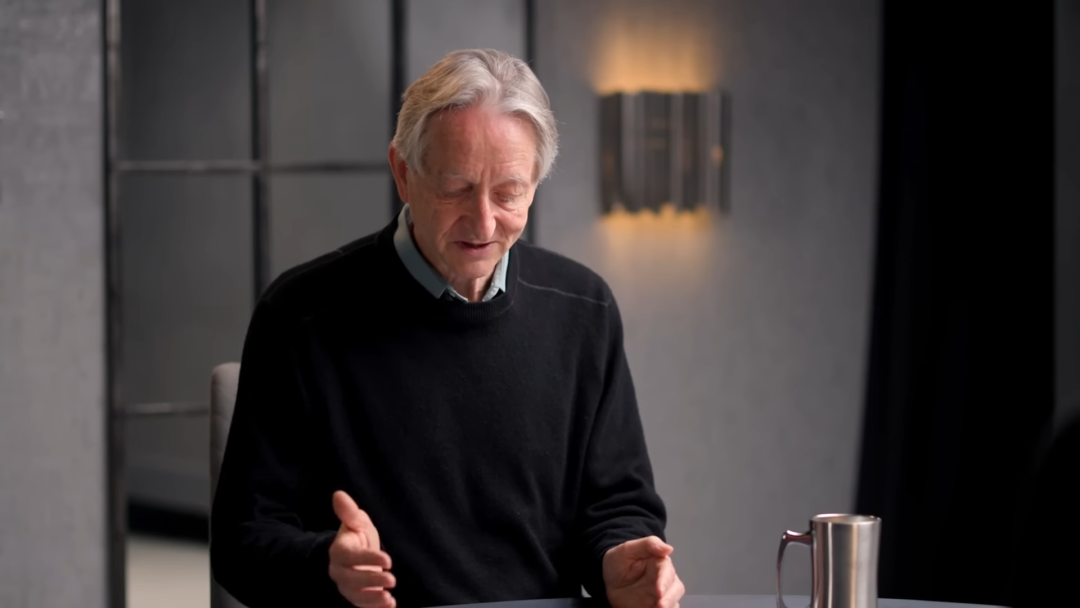 AI教父辛顿再敲警钟:护城河一夜坍塌,AI打碎三重边界