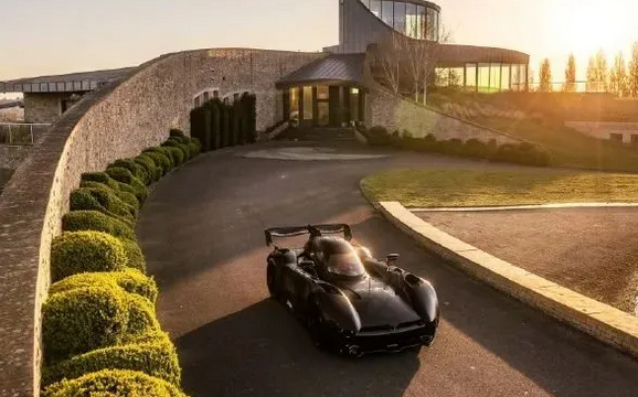 挑战物理极限!你见过能在天花板上行驶的汽车吗