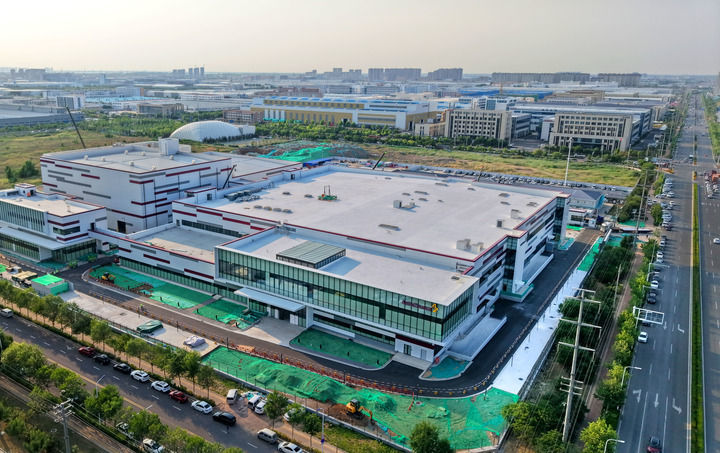 这是2025年6月17日拍摄的生物制药企业阿斯利康青岛吸入气雾剂生产供应基地（无人机照片）。新华社记者 李紫恒 摄