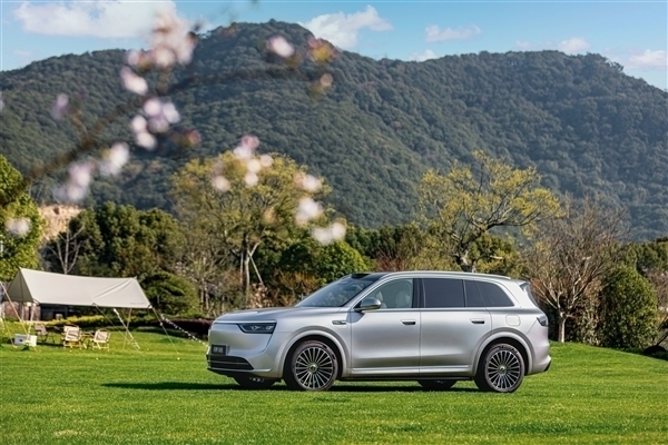 博主分享称问界M8开启零重力座椅副驾夹人 车主实测:妥妥谣言