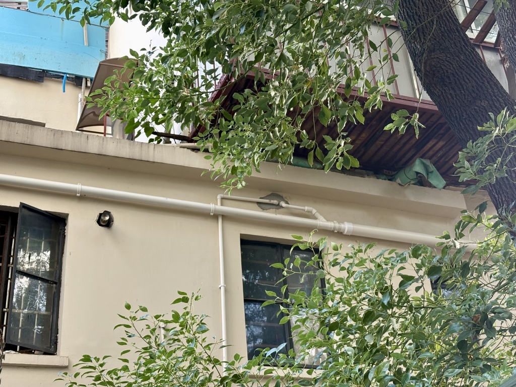 为规避邻里矛盾,宝安支路45-51号三楼的污水管(图中较粗的管道)横向铺设。