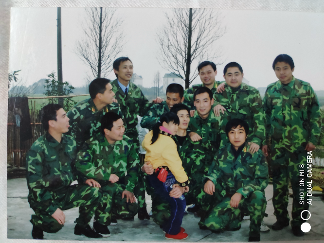 战友们与年幼的郑菘芳。本文图片均由受访者提供