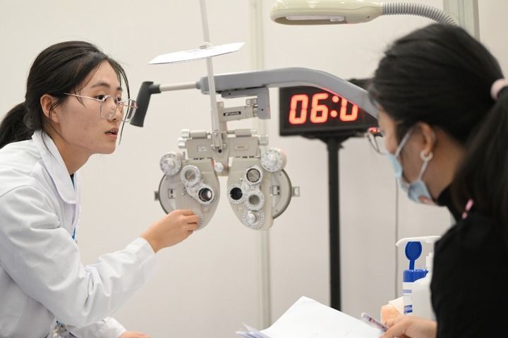 医学生在天津医科大学参加第二届全国眼视光医学专业本科生临床技能大赛。记者 李然 摄