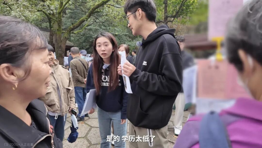 一位阿姨说Tim“学历太低了”,Tim回复说“是的,学历太低了”/截图自@影视飓风