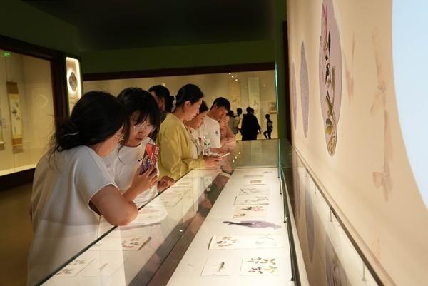 国庆中秋假期,观众在辽宁省博物馆参观“堂堂溪水汇海洋”张书旂绘画作品展。