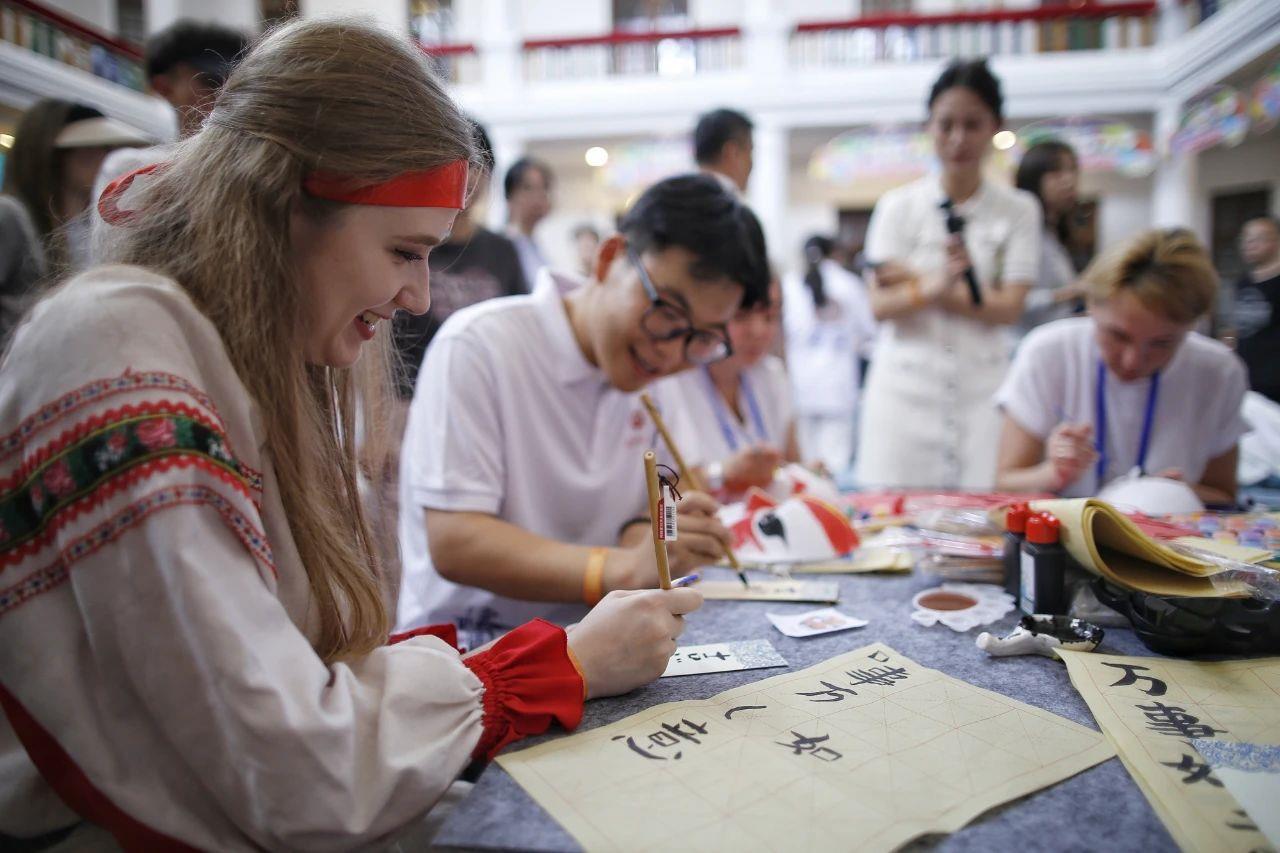 △2025年8月6日,上合国家青年学生体验中国书法。