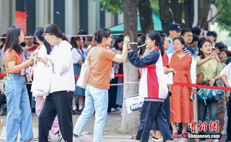 資料圖：2024年6月7日,，湖北省武漢市長虹中學(xué)考點(diǎn)，考生入場前與送考老師擊掌,。張暢 攝