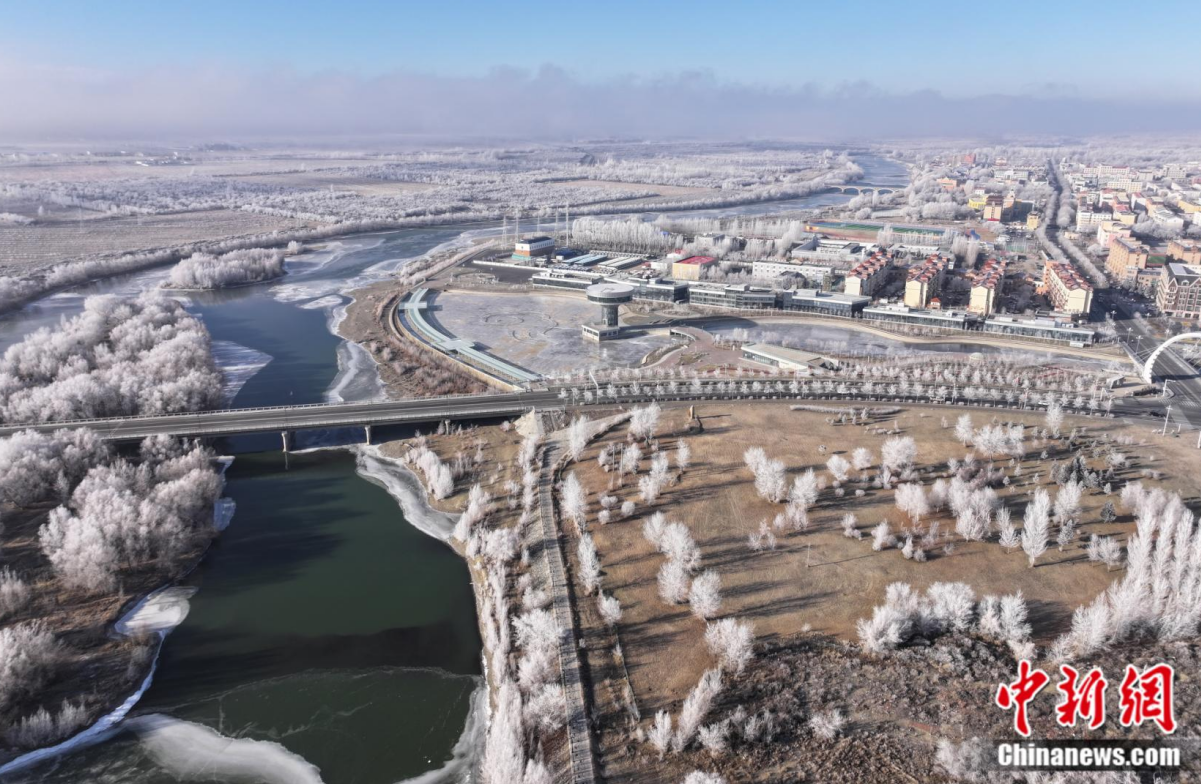 冬日的布尔津县，额尔齐斯河穿城而过。