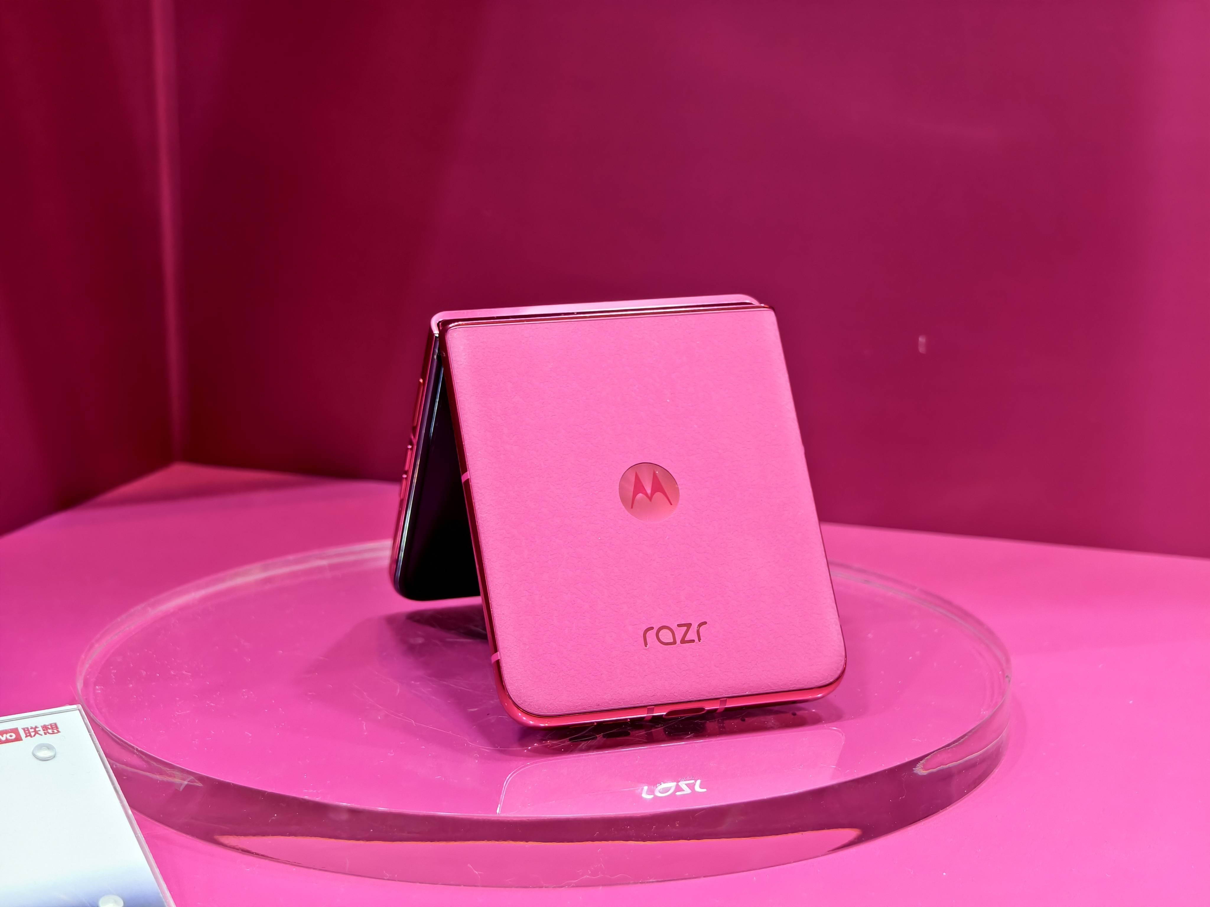 AI 替你玩手机,Moto Razr 60 折了屏幕,还想折叠时间