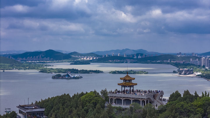 游客在江苏徐州云龙湖的观景台上欣赏美景。白雪 摄