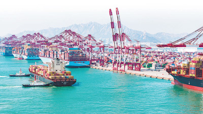 山东港口青岛港前湾集装箱码头。　韩加君摄（人民视觉）