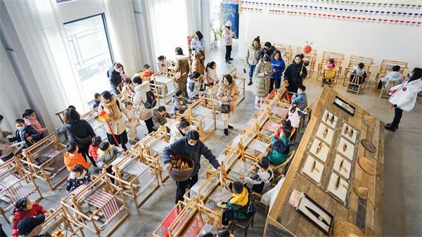 传梭博物馆已成为融合土布纺织技艺生产、展示展陈、研学、住宿、餐饮、培训就业等为一体的多功能非遗综合性工坊。图为馆内举办的青少年研学活动。受访者供图