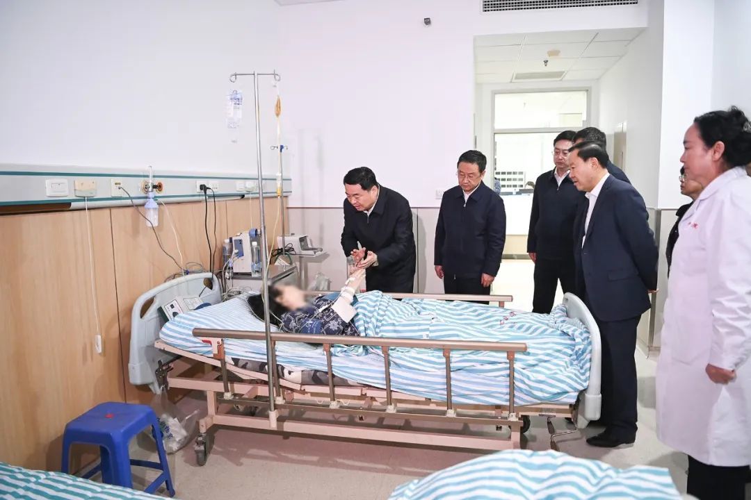 省委书记、省人大常委会主任郝鹏,省委副书记、省长王新伟赶到辽阳市中心医院,看望慰问受伤人员,详细询问伤情和治疗情况。