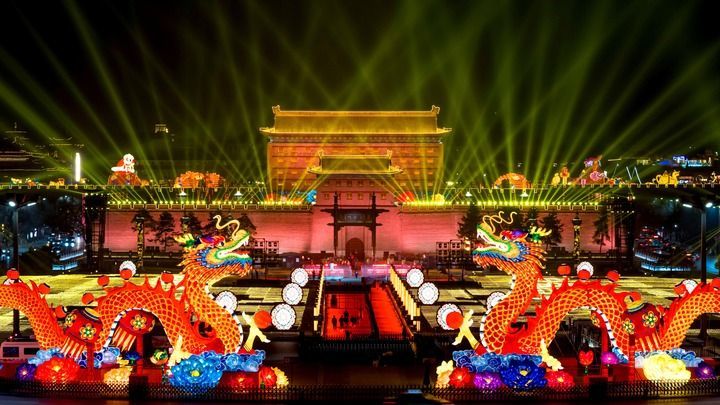 2025年1月22日晚，2025乙巳蛇年“长安灯会”在陕西西安正式启幕。这是西安城墙永宁门前的巨型花灯（无人机照片）。新华社记者 邹竞一 摄