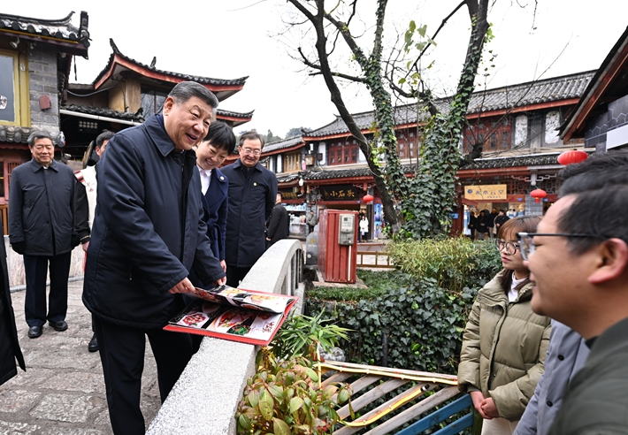 △2025年3月19日，习近平总书记在云南丽江古城考察，了解商铺经营状况。