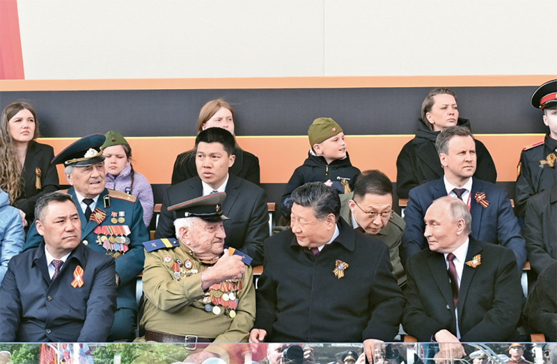 当地时间2025年5月9日，俄罗斯举行盛大庆典，纪念苏联伟大卫国战争胜利80周年。国家主席习近平和来自世界20多个国家及国际组织领导人应邀出席庆典。 新华社记者 谢环驰/摄