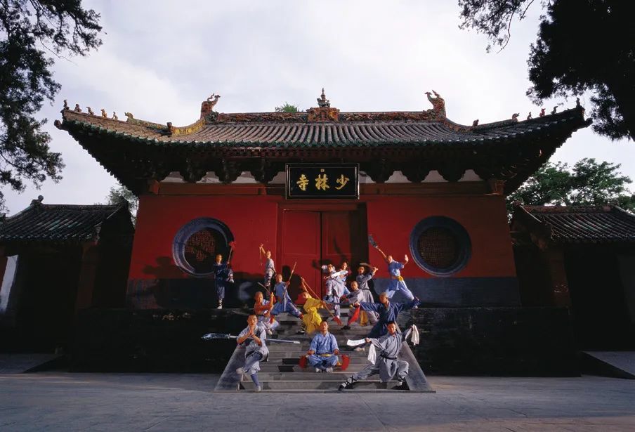 每个武僧各执一样兵器