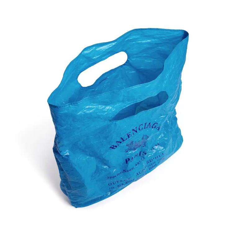 售价高达8200元!巴黎世家新包竟撞脸塑料袋,客服:设计灵感来源自日常事物,材料实为织物【附奢侈品行业市场分析】