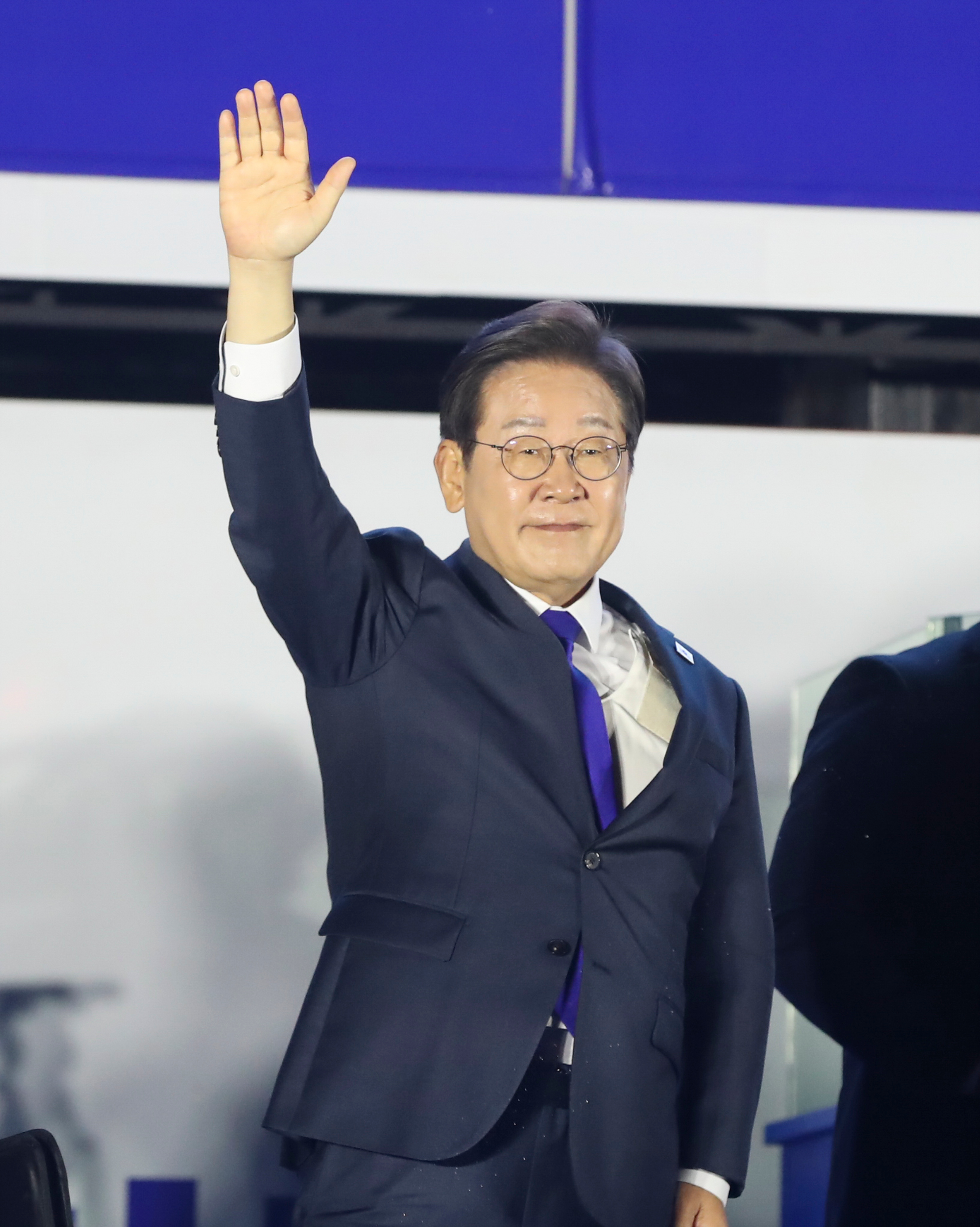 6月4日凌晨，李在明在首尔国会前挥手。新华社记者姚琪琳摄