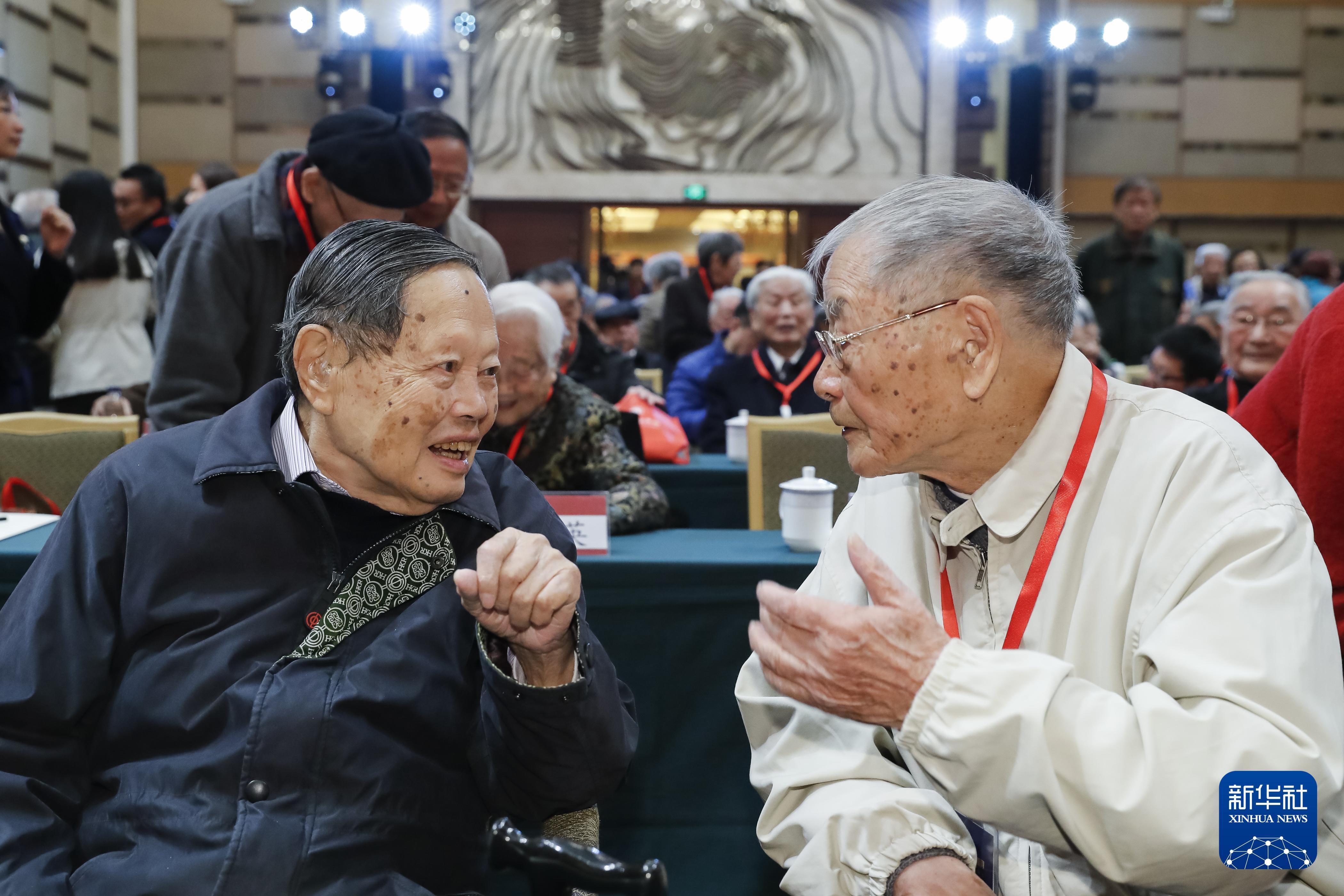 2017年11月1日,西南联合大学建校80周年纪念大会在北京大学举行,杨振宁(左)与西南联大校友吴大昌交流。新华社记者 沈伯韩 摄