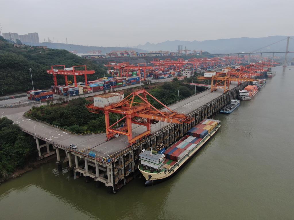 在重庆果园港码头停靠的货轮。新华社记者 李爱斌 摄