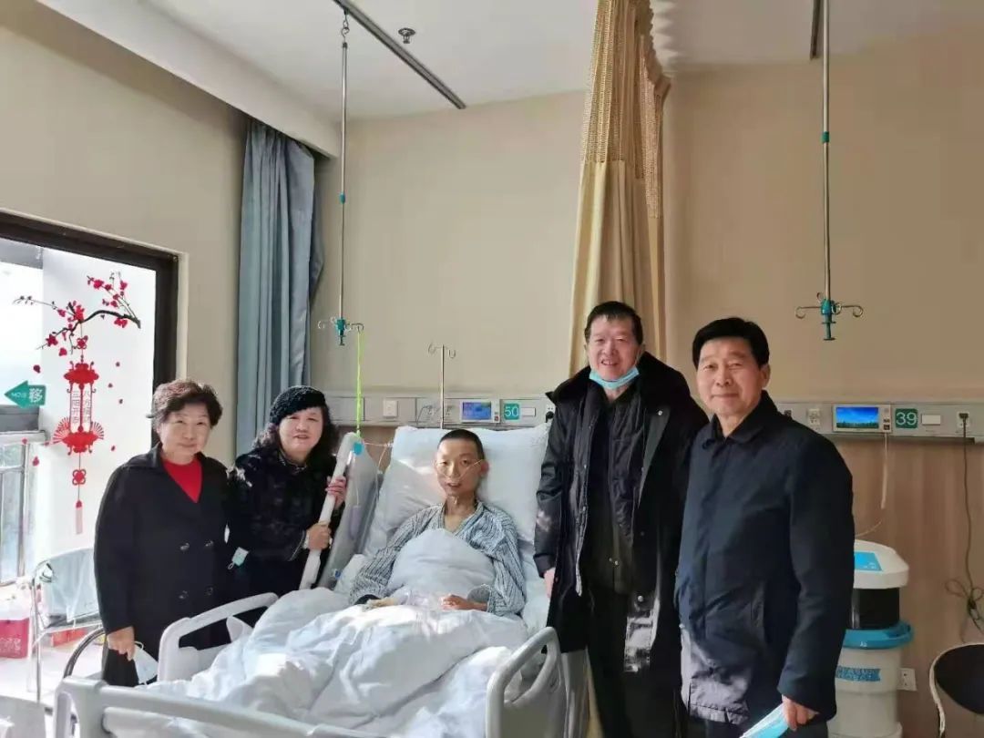 2021年过年时,杜新枝的姐姐姐夫探望在杭州树兰医院治疗的姚策。图/受访者提供